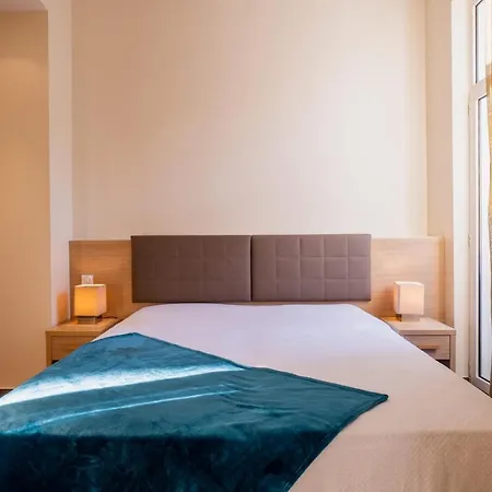 Apartment 2-br Steps From The Palais Des Festivals *