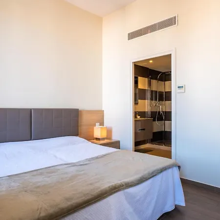 Apartment 2-br Steps From The Palais Des Festivals