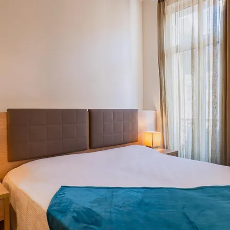 Apartment 2-br Steps From The Palais Des Festivals *